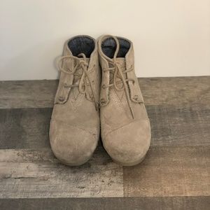 TOMS Girls Sz 2 Desert Taupe Suede Lace Up Wedge